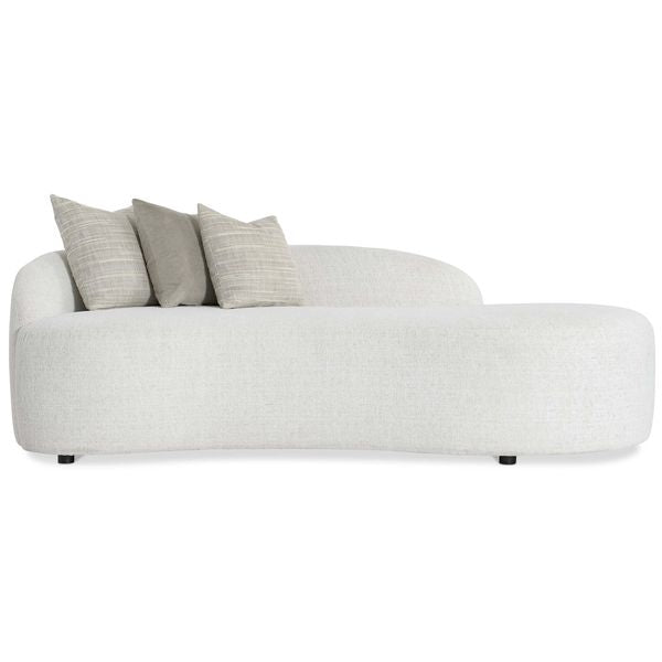 Sofa tapicerowana o dekoracyjnym profilu z wyraznym zarysem w odcieniu bieli