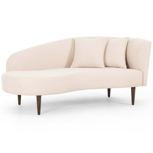 Sofa tapicerowana o klasycznym wykonczeniu z harmonijnym wykonczeniem w odcieniu bieli