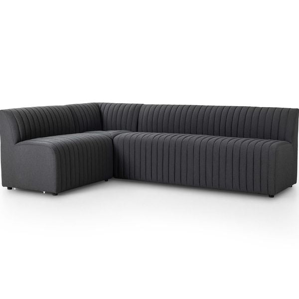 Sofa narozna o wyrazistej formie z delikatnym akcentem w odcieniu czerni