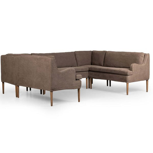Sofa narozna o wyrazistej formie z oszczednym detalem w odcieniu brazu