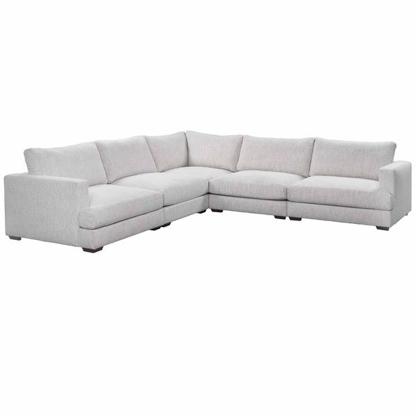 Sofa narozna o zaokraglonej formie z prostym detalem w odcieniu bieli
