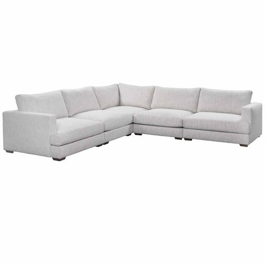 Sofa narozna o zaokraglonej formie z prostym detalem w odcieniu bieli